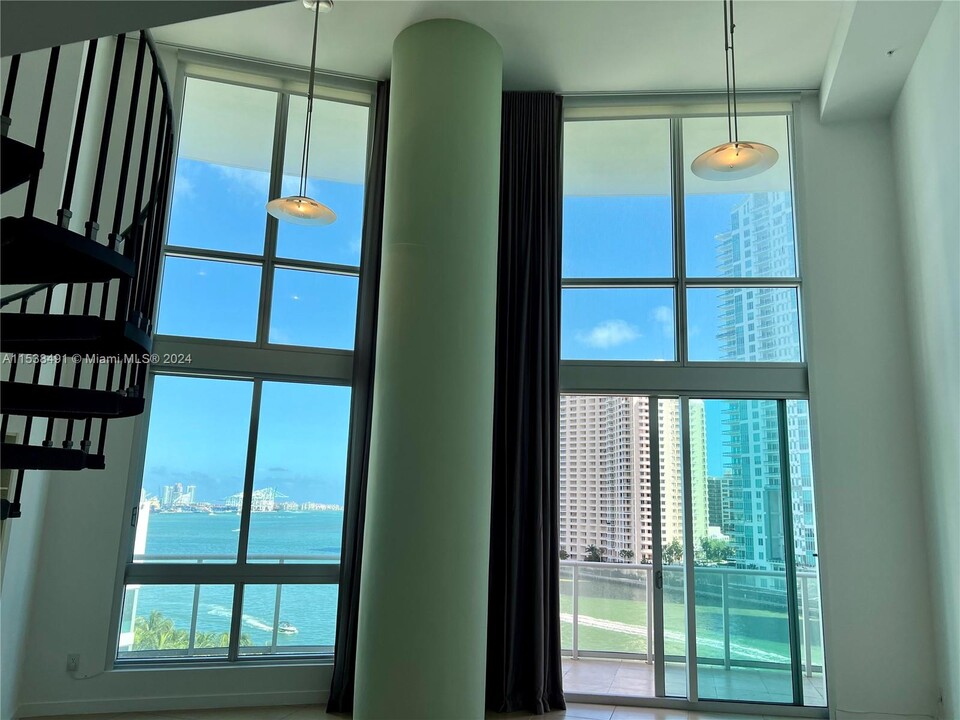 300 S Biscayne Blvd, Unit Loft 818 in Miami, FL - Building Photo