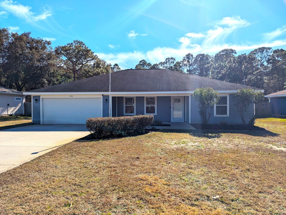 9283 Quail Roost Dr in Navarre, FL - Building Photo