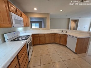 16185 Stoneridge Ln in Fontana, CA - Building Photo - Building Photo