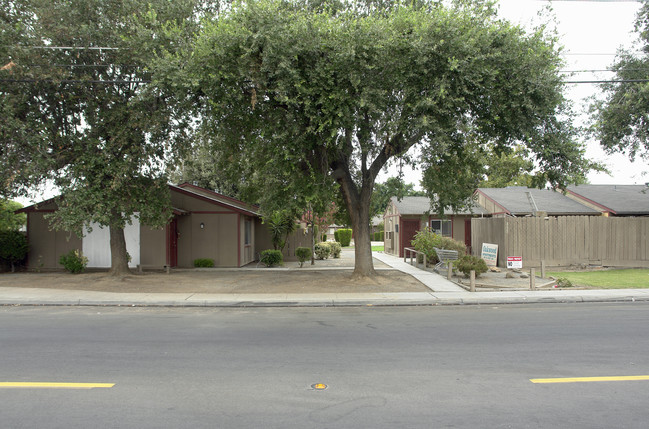 Oakwood Apartments in Reedley, CA - Building Photo - Building Photo