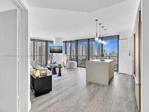 121 NE 34th St in Miami, FL - Building Photo - Building Photo