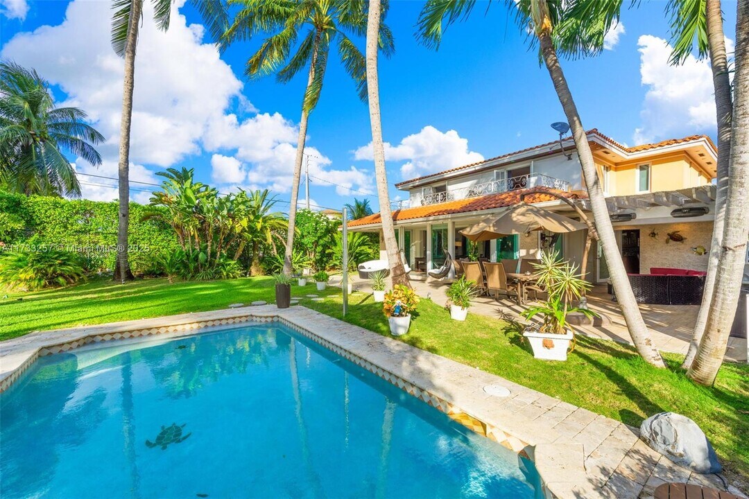 700 W 47th St in Miami Beach, FL - Building Photo