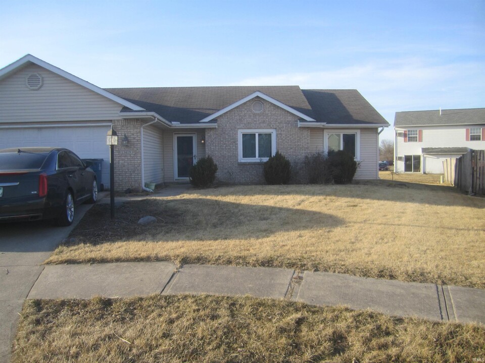 13419 Wheat Mill Ct in Grabill, IN - Foto de edificio