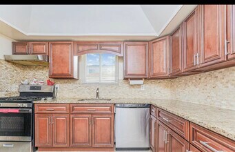 31 Greentree Ln in Staten Island, NY - Building Photo - Building Photo