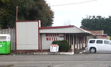 7031 Pacific Ave in Tacoma, WA - Foto de edificio - Building Photo