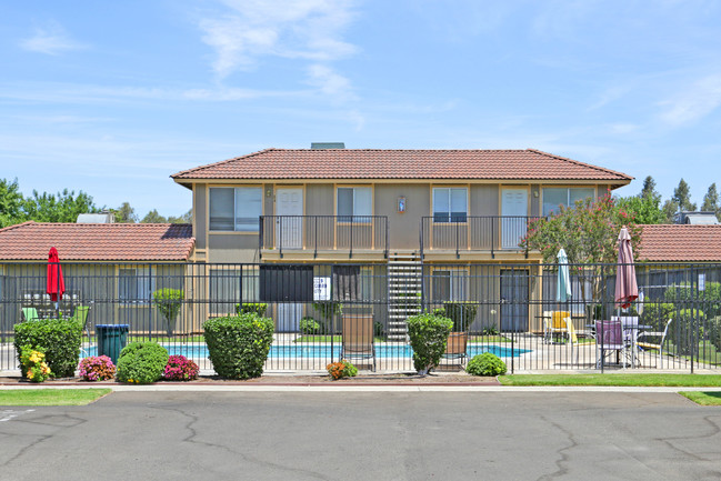 Yosemite Apartments in Merced, CA - Building Photo - Building Photo