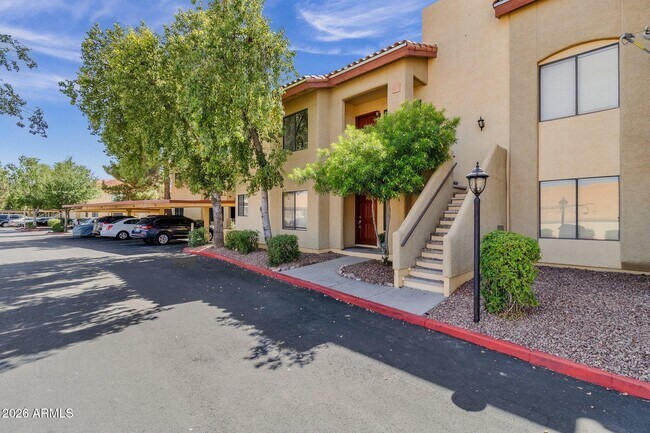 7008 E Gold Dust Ave in Paradise Valley, AZ - Foto de edificio - Building Photo