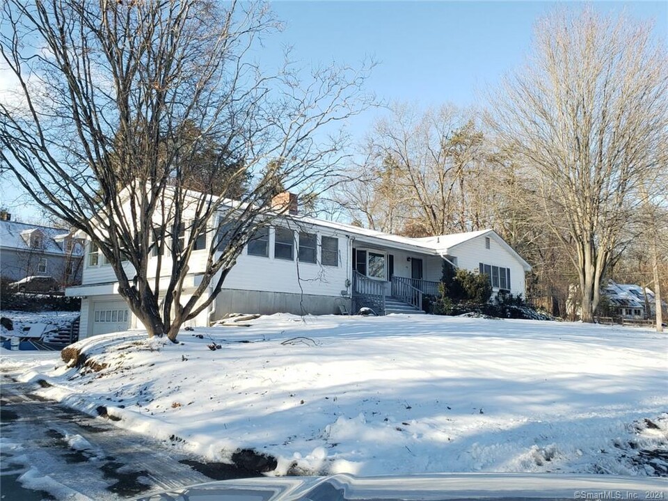 100 Hilltop Rd in Windsor, CT - Building Photo