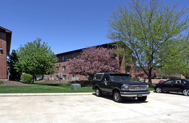 Centennial Village in Crest Hill, IL - Foto de edificio - Building Photo