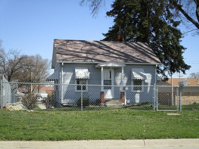 property at 1943 E Ridgeway Ave