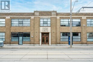 365 Dundas St E in Toronto, ON - Building Photo