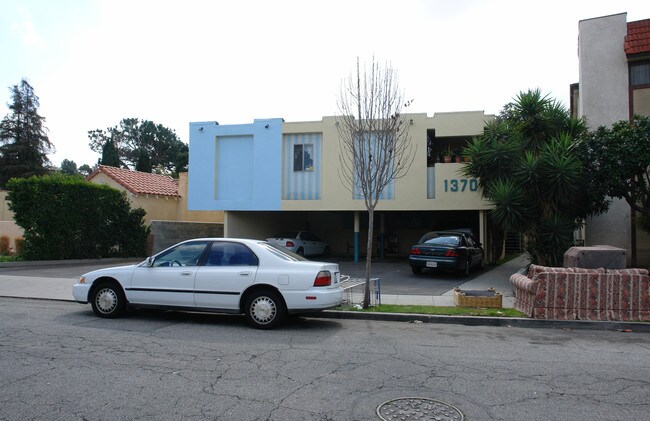 1370 E Garfield Ave in Glendale, CA - Building Photo - Building Photo