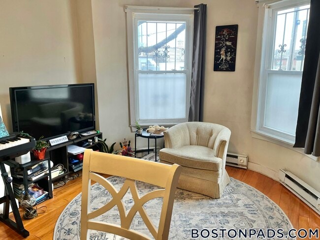 104 Hammond St in Boston, MA - Foto de edificio - Building Photo