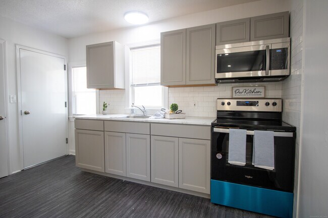 12 Home St in New London, CT - Building Photo - Building Photo