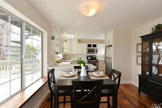 3270 Cuttings Wharf Rd in Napa, CA - Foto de edificio - Building Photo