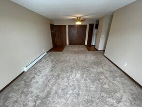 2120 Valleyhigh Dr NW, Unit C202 in Rochester, MN - Foto de edificio - Building Photo