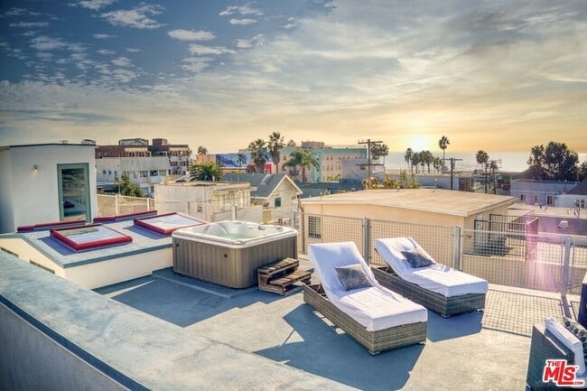 46 Rose Ave in Los Angeles, CA - Foto de edificio - Building Photo