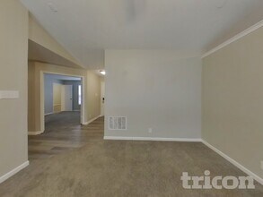 8596 Captain Dr in Avon, IN - Foto de edificio - Building Photo