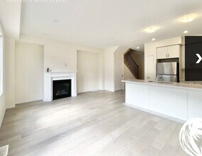 HAMILTON – BEAUTIFUL TOWNHOUSE – 3 BEDROOMS – 3 BATHROOMS – 3 PARKINGS – $2,695.00 – ONLY in Hamilton, ON - Building Photo - Building Photo