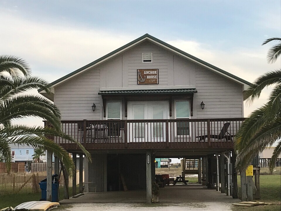 1329 W Lagoon Ave in Gulf Shores, AL - Building Photo