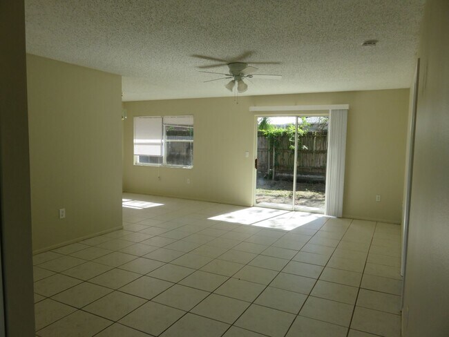2153 McIntosh Rd in Sarasota, FL - Building Photo - Building Photo