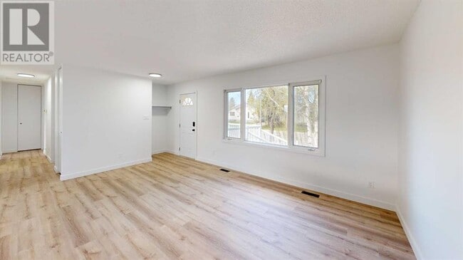 9639-9685 85 Ave in Grande Prairie, AB - Building Photo - Building Photo