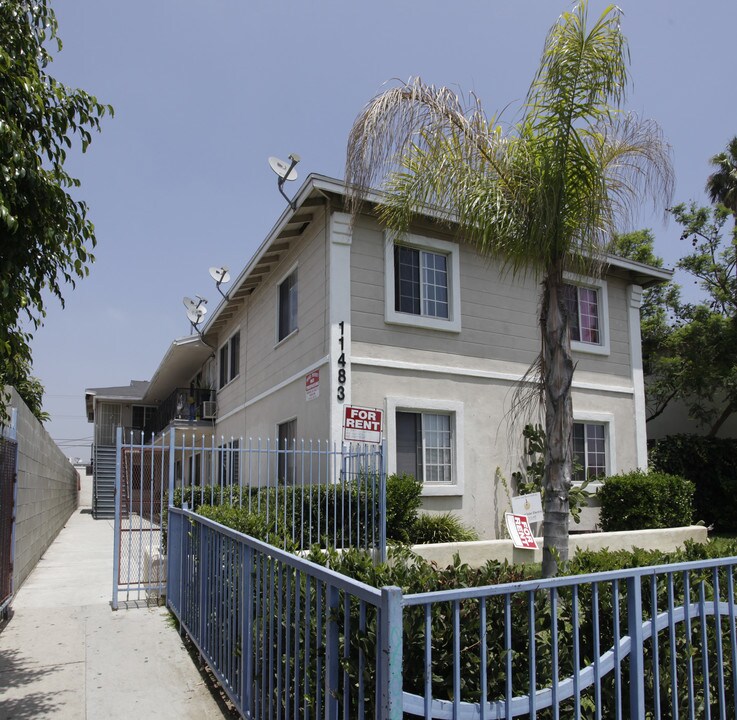 11483 Sherman Way in North Hollywood, CA - Building Photo