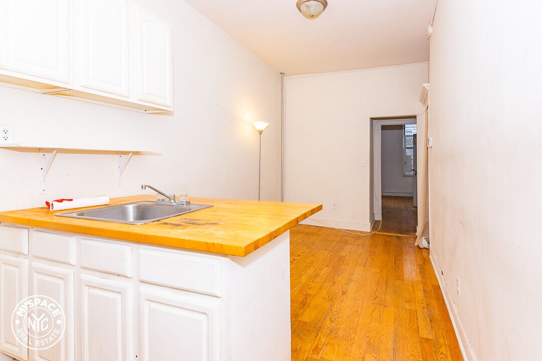 369 Menahan St in Brooklyn, NY - Building Photo
