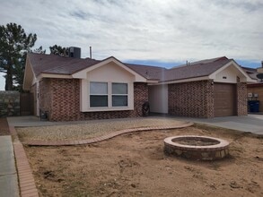 10918 Joe Dimaggio Cir in El Paso, TX - Building Photo - Building Photo