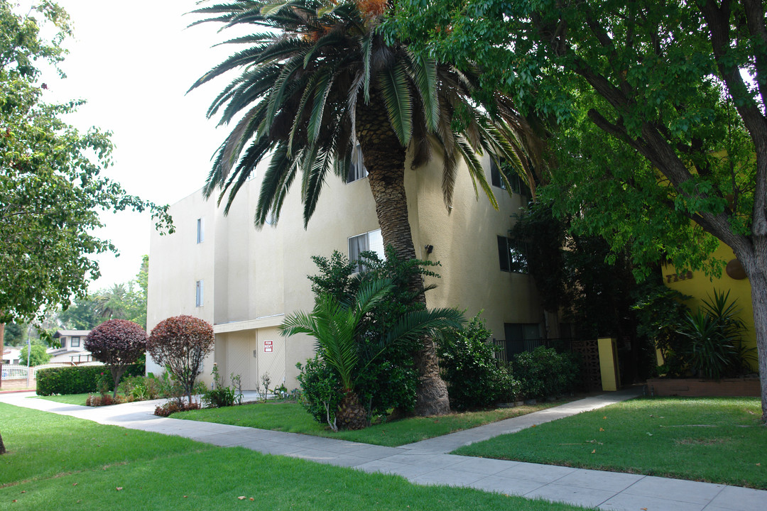 7254 Vassar Ave in Canoga Park, CA - Building Photo