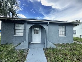 3156 Market St in Ft. Myers, FL - Building Photo
