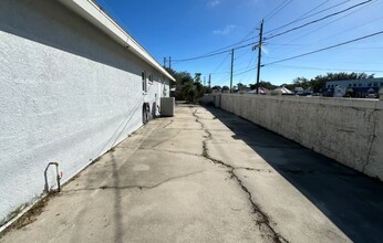 870 Hancock Ave in Sarasota, FL - Building Photo - Building Photo