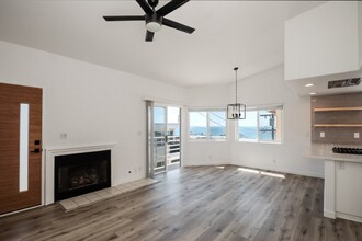 215 Moonstone St in Manhattan Beach, CA - Building Photo - Building Photo