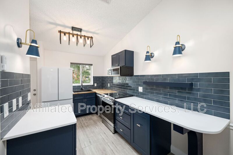 5218 Stacy St in West Palm Beach, FL - Building Photo