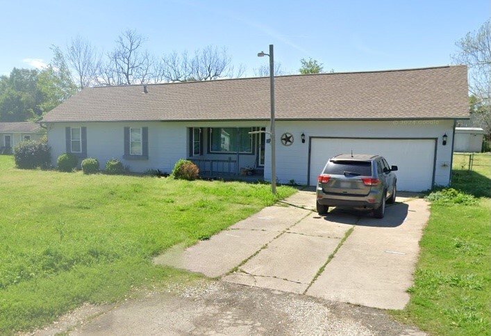 160 E Darby St in Bridge City, TX - Building Photo