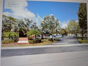 7955 SW 86th St in Miami, FL - Building Photo - Building Photo