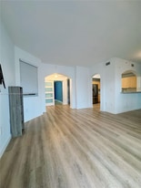 8886 W Flagler St in Miami, FL - Building Photo