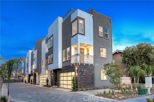 2068 Maple Ave in Costa Mesa, CA - Building Photo