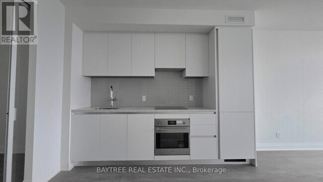 2 Erskine Rd in Mississauga, ON - Building Photo - Building Photo