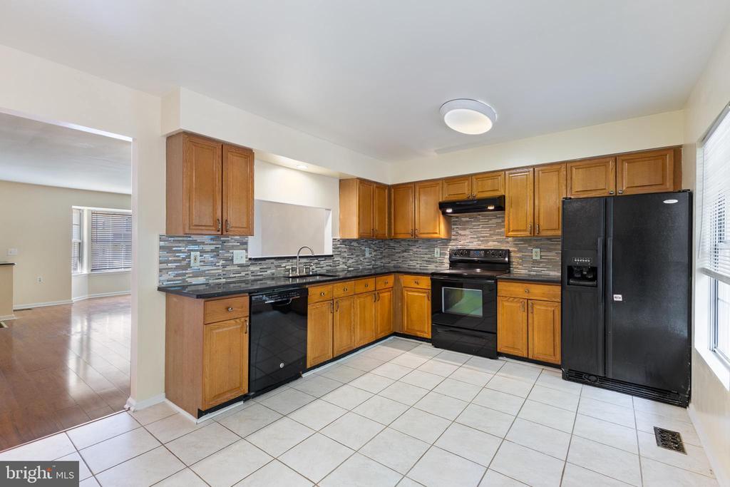14061 Oxbridge Inn Ct in Woodbridge, VA - Building Photo