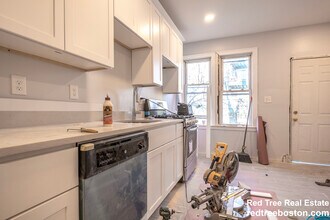 46 Green St, Unit 2 in Boston, MA - Foto de edificio - Building Photo