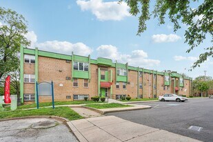 Marshall Square Apartments in Philadelphia, PA - Building Photo