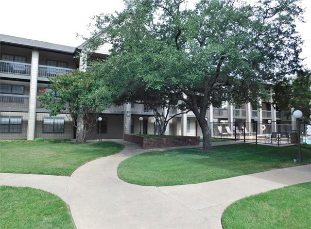 218 N Texas Blvd in Denton, TX - Foto de edificio - Building Photo