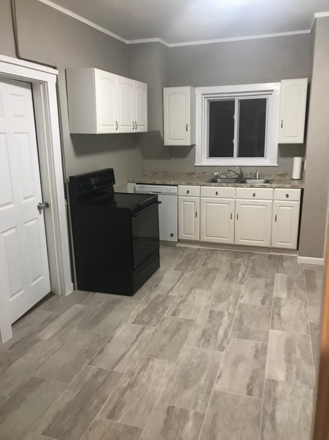 23 Moore Ave, Unit Lower