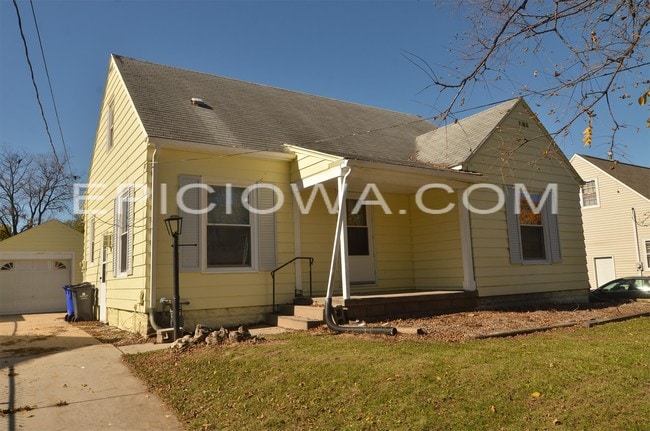 1225 Oakland Rd NE in Cedar Rapids, IA - Building Photo - Building Photo