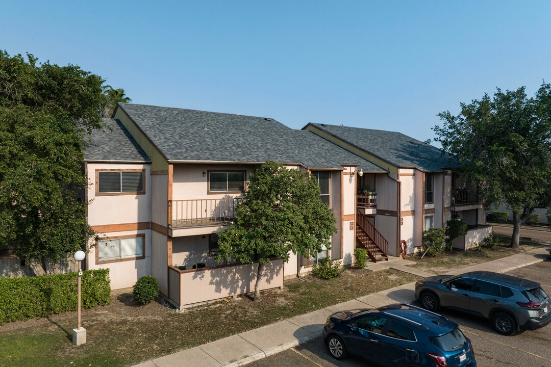 La Plaza Condominiums in Brownsville, TX - Building Photo