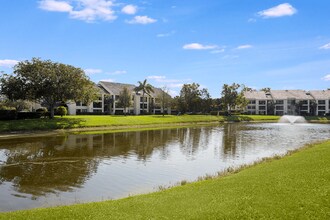 Village Crossing in West Palm Beach, FL - Building Photo - Building Photo