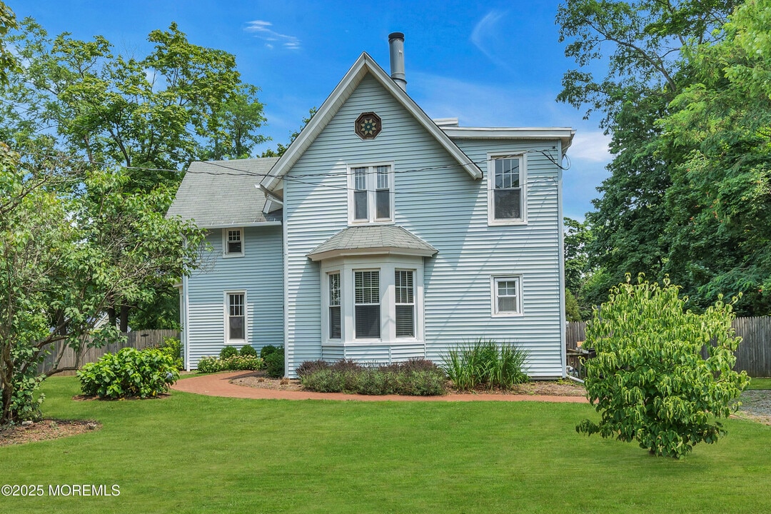 18 Middletown Ave in Atlantic Highlands, NJ - Building Photo
