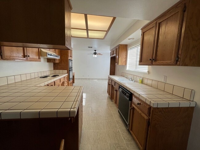 2440 Meadowrest Way in Madera, CA - Building Photo - Building Photo
