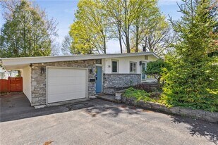 130 Brooklawn Dr in Rochester, NY - Building Photo